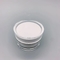 Barattoli crema vuoti trasparenti cilindrici che alloggiano dentro la crema bianca dell'occhio